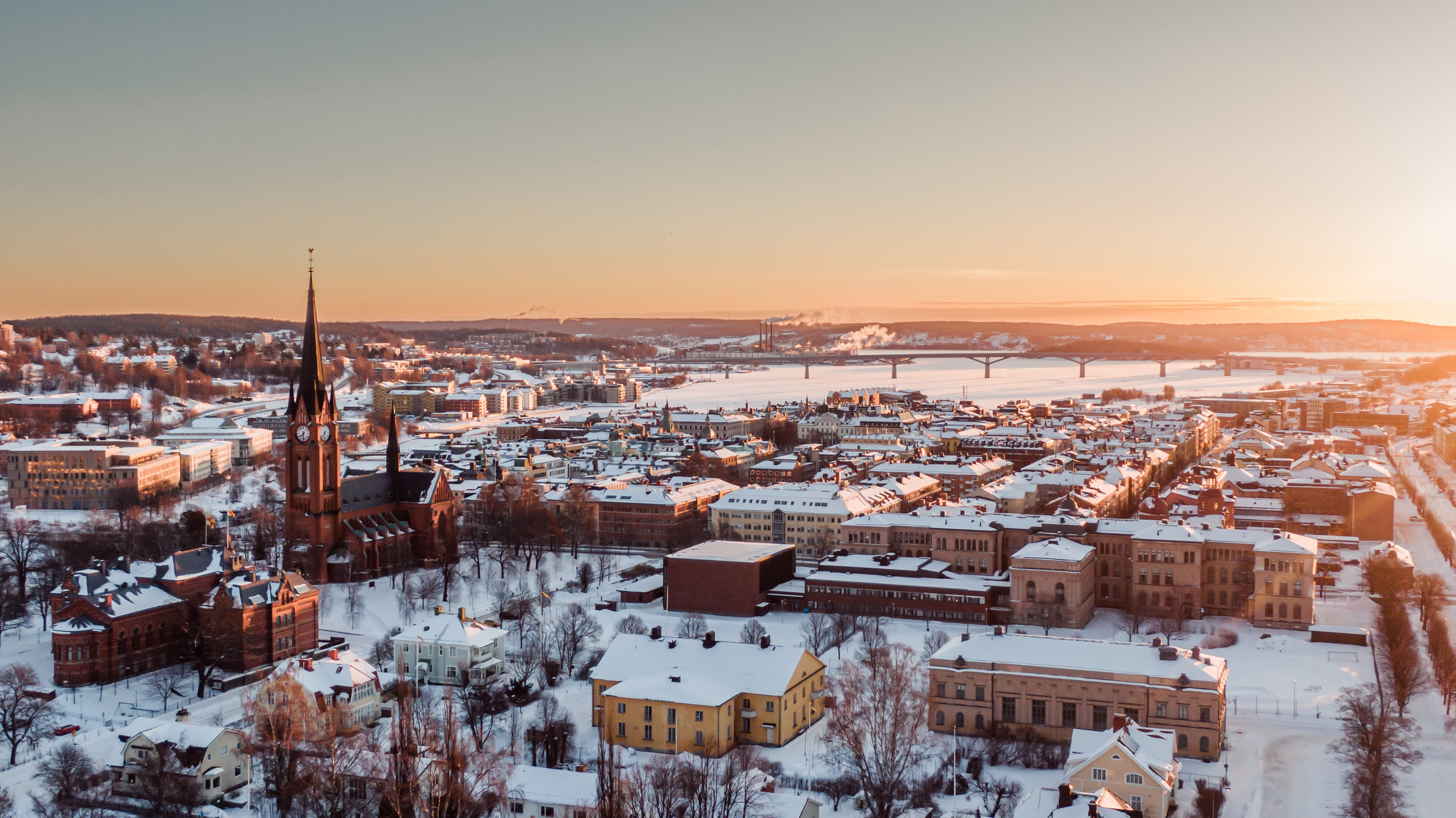 Drönarbild över centrala Sundsvall på vintern.